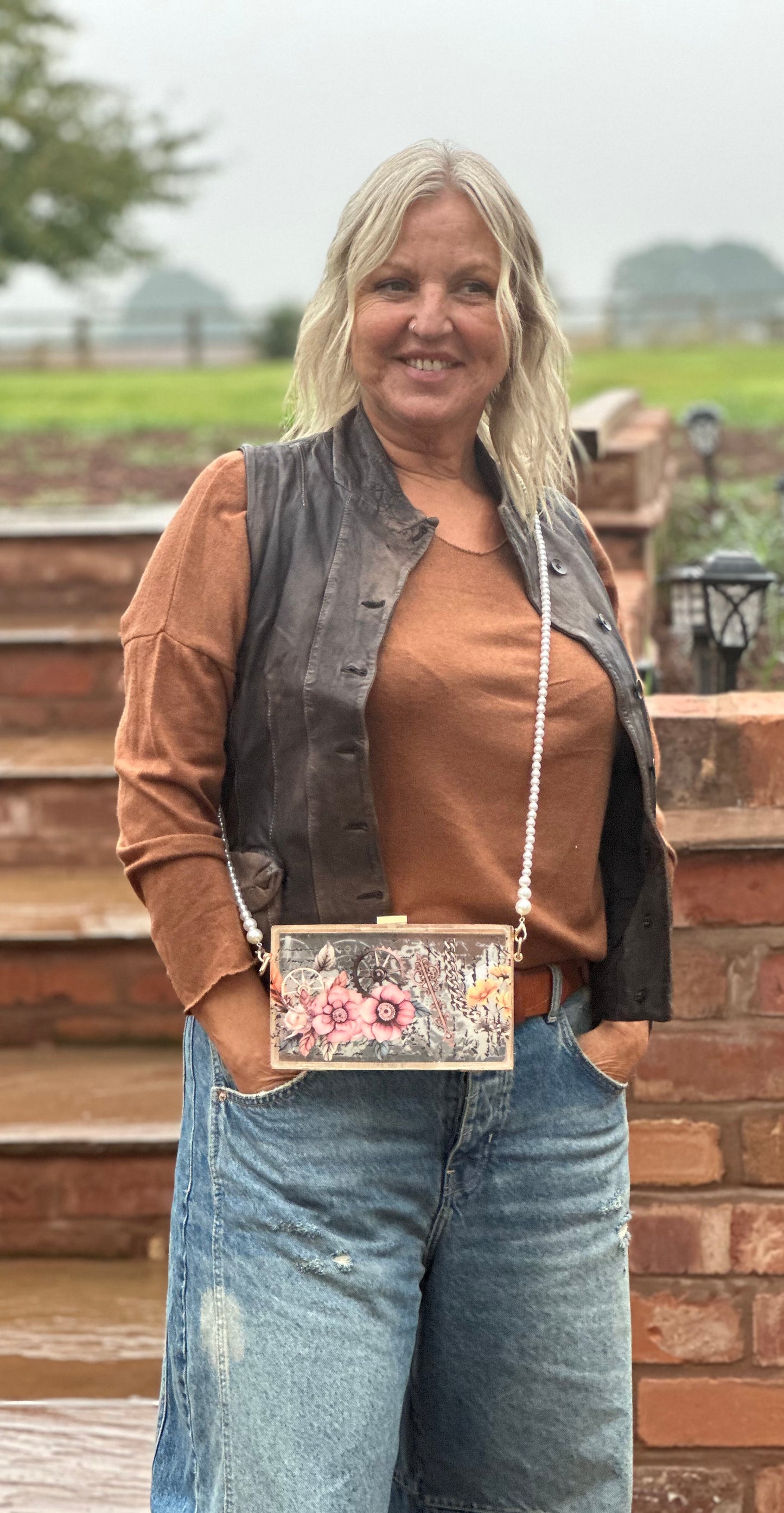 Resin clutch bag