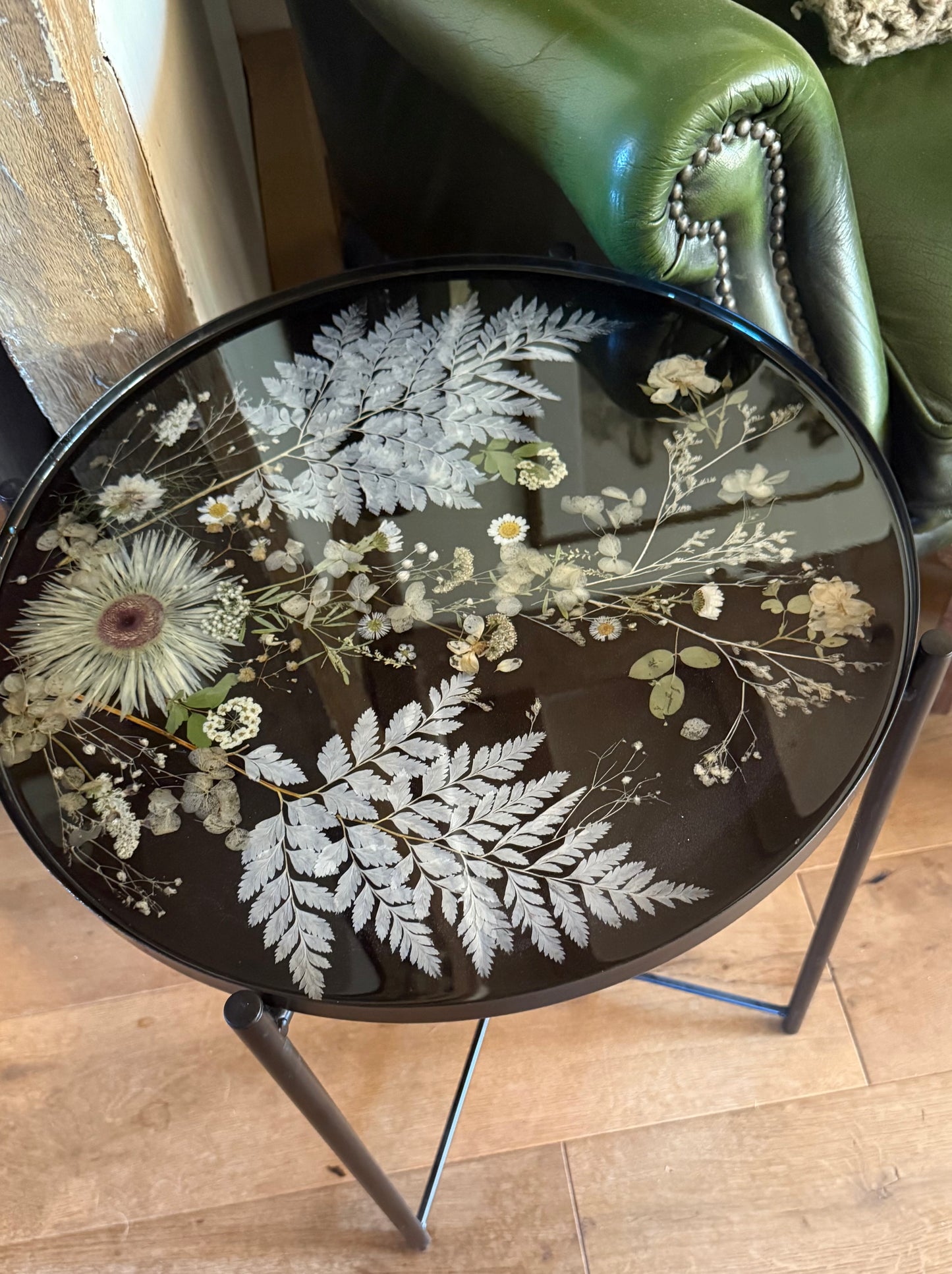 Resin flower table monochrome