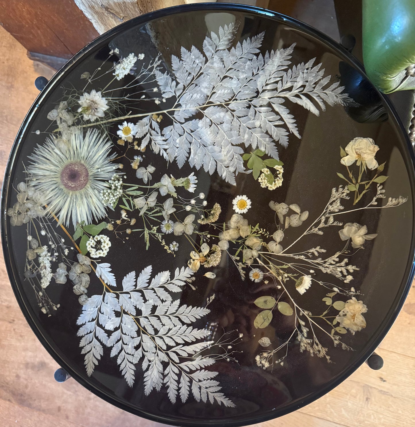 Resin flower table monochrome